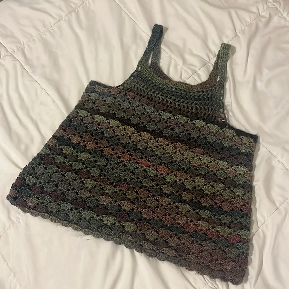 Crocheted shell pattern tank top, size: S